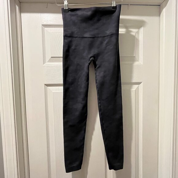 Spanx Leggings Size XS T Faux Leather Shaping Slimming - Picture 9 of 10